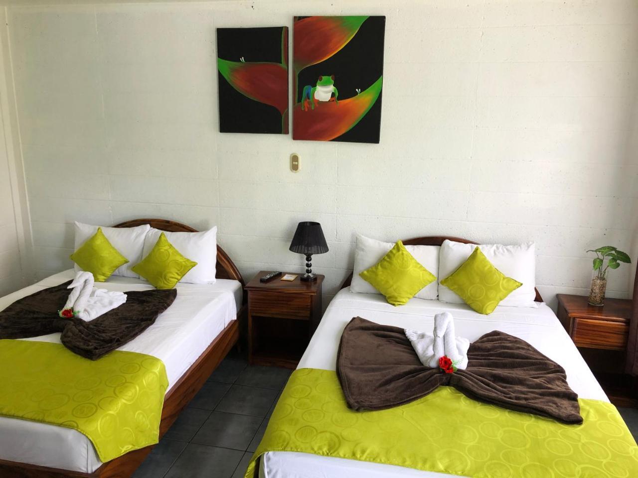 La Fortuna Backpackers Resort Bagian luar foto